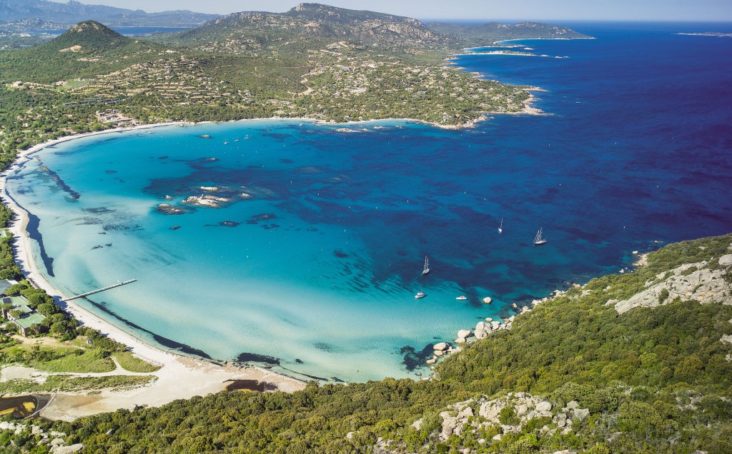 Vue aérienne de la baie de Santa Giulia